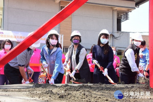 彰縣芳苑鄉衛生所暨長照社福大樓新建工程動土，縣長王惠美、立委謝衣鳯、衛生福利部長照司專門委員楊雅嵐、縣議員張國棟、陳一惇、吳淑娟、謝彥慧服務團隊、蔡家豪服務團隊、芳苑鄉長洪和炉等人參加，祝福工程順利完工。