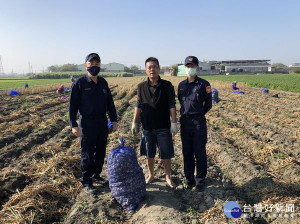 北港警方為保護農民心血，針對蒜田、曬場及儲存倉庫周邊，規劃設置巡邏箱加強防竊勤務執行，亦宣導「竊、收、銷」三管齊下，保障農民生計。