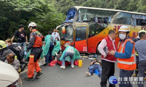 蘇花公路遊覽車撞山壁車禍，已釀6死39傷。（圖∕宜蘭縣消防局）