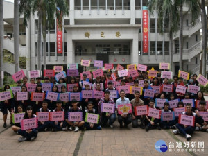 

今年度大學繁星推薦放榜，大甲高中有六十七名學生錄取大學，錄取國立大學的比率超過五成，師生們的努力獲得肯定。（記者陳榮昌攝）
