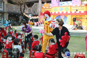 麥當勞叔叔透過互動遊戲，教小朋友如何正確洗手／嘉義市府提供