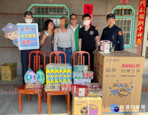 北港警方勤查得知轄區獨居老翁屋舍破舊且生活不便，立即透過張榮發基金會予以協助修繕房屋及購置民生用品，深獲鄉里肯定讚許。