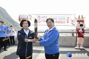 全國原住民族運動會聖火交接　宜花兩縣長遞交聖火預祝大會圓滿成功