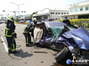 消防人員搶救受困民眾／嘉義縣消防局提供