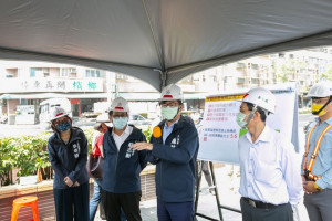 視察小港高鳳路路平　陳其邁：最高標準保障用路人安全