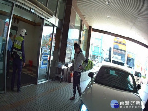 警方將失意男送醫。林重鎣翻攝