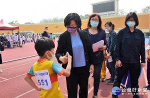 彰化縣適應體育競賽，縣長王惠美關心比賽選手，鼓勵選手勇於接受挑戰。圖／彰化縣政府提供