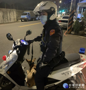 員警將小狗載回派出所安置

