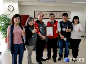 南山中學校長蔡銘城(右三)回贈感謝狀，並與雙和區駐區督學張國雄(右二)、南山中學家長會副會長及新北市新聞記者職業工會理事長黃村杉(左三)合影留念