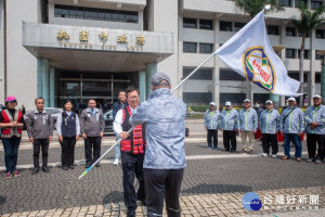 桃園市長鄭文燦親自為全國原住民族運動會桃園代表隊授旗。