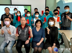 新北市新聞記者職業工會幹部與萬里國中校長陳玉桂、黎美岑督學、洪國維校長，以及萬里國中優秀學子合影。