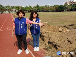 市議員李麗華請運動局在太平運動公園埋管搶救大草坪。 林重鎣攝