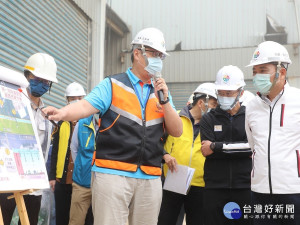 新北市長侯友宜20日上午前往「林口工一市地重劃區」視察工程進度，感謝各局處與統包商通力合作 