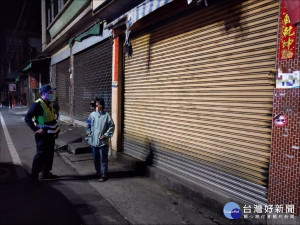 女子半夜向警招手　警助失智女返家