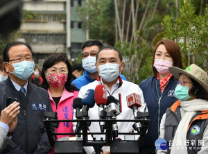 針對明（22）日陳時中及蘇貞昌要合打AZ疫苗，侯友宜受訪表示，首長有責任站出來，率先施打疫苗以安頓民心 