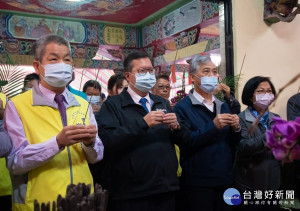 市長與來賓一同上香祈福