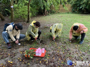 動保處22 日於中和動物之家為往生的寵物進行環保樹葬儀式，現場有6個家庭參與，以環保樹葬植存方式讓骨灰回歸自然