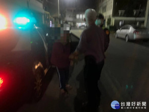 8旬老嫗失智迷路　眼尖警助返家