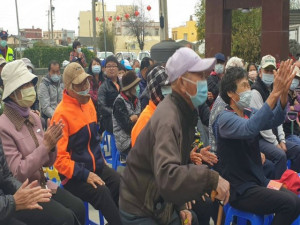 
大安區頂安里辦公處鼓勵民眾親近大自然，強健身體，昨日舉辦「「健行暨淨堤」活動」，不少九十長輩參加，場面十分熱鬧。（記者陳榮昌攝）

