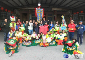 下崙國小龍鳳獅隊奪下全國中華盃舞龍舞獅錦標賽雙料冠軍等獎項，校長黃淑玲等率隊遵循古禮，恭迎報條叩謝丁府八千歲並告示鄉親，共享榮耀。（記者陳昭宗拍攝）