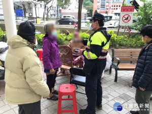 遊民佔據天幕廣場，龜山警方配合區公所勸離