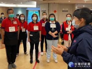 板橋榮家為落實防火管理機制，日前透過模擬最危險及人力最少情境規劃編組演練