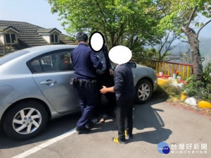 霧社派出所巡佐與員警護送身體不適者返家。（仁愛分局提供）