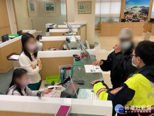 行員苦勸都不聽，通知員警到場加入勸說始及時阻止，才能成功保住林翁150萬的積蓄