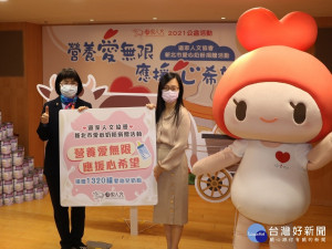中華道家人文協會理事長張旖（右）代表捐贈  由張錦麗局長代表受贈