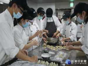 
弘光科技大學師生獲彰化縣芳苑鄉社區贈上百斤高麗菜及木瓜，高麗菜包水餃及調製木瓜牛奶，銷售後所得全捐給華山基金會做公益，懇水獲肯定。（記者陳榮昌攝）