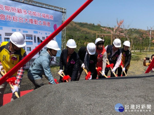 南投縣長林明溱帶領貴賓一起動土。