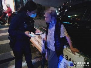 迷途老人夜間圖書館前徘徊　暖警護送返家