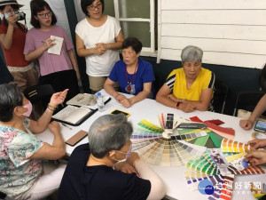 中原景觀系副教授劉為光帶領團隊至桃園龜山憲光二村與原住戶們進行眷村色彩調查