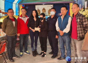 蔦松派出所所長吳鎮尼發揮愛心賑濟轄區弱勢民眾，除平日主動的關懷慰問，亦結合公益團體捐募款項與物資濟助，緩解弱勢家庭之困苦。