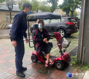 老婦電動車沒電停在派出所門口，所長員警協助充電返家