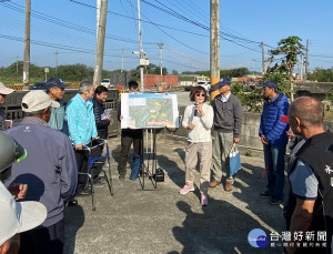 立委蘇治芬邀水利署副署長曹華平等人現勘牛挑灣溪排水、新街大排、有才寮大排及馬公厝排水等在地滯洪工程，將再爭取9億餘元打造不淹水家園。