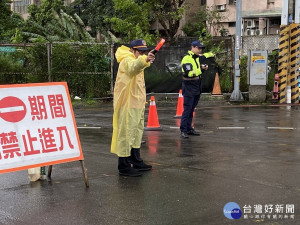 新莊分局為紓解清明掃墓及連續假期車潮，自3月27、28日及4月1至5日止，規劃轄區各重點路口適時派遣員警及義交，機動調整路口號誌，加強交通疏導 