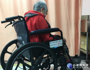 阿桃嬤91 歲月前於養護中心跌倒，家屬帶至外院診治，因擔心併發症選擇保守治療，一個半月後阿嬤因疼痛難耐無法入眠至醫院骨科求診，術後六天出院