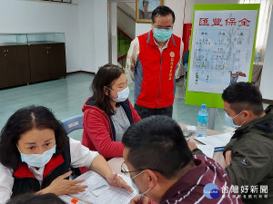 新北市榮服處林火土處長(左)到場為求職退伍官兵加油打氣