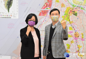 矽品精密投資800億，順利落腳彰化中科二林園區。左為縣長王惠美，右為矽品精密資深副總經理簡坤義。圖／彰化縣政府提供　