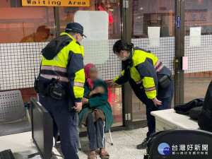 老婦暗夜呆坐菜園內　警積極協助返家