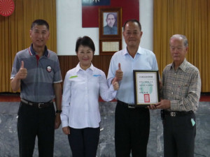 
台中長盧秀燕昨日親頒外埔及大安農會膺選第19屆理、監事當選證書，並見證理事長頒發總幹事聘書，肯定中市農產品質優良，是農友們共同努力的成果。（記者陳榮昌攝）
