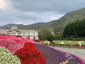 全台最大的薰衣草花園，搭配五彩繽紛的各類花卉、羅馬噴泉、四周的哥德式鐘樓以及水沙連小火車，讓人彷彿就置身在歐洲旅遊。