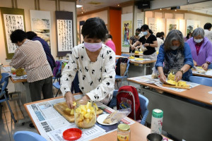 志工們實地製作鳳梨酵素挺果農也愛自己。