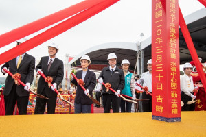 桃園市埔頂水資中心舉行開工動土典禮，桃園市長鄭文燦與貴賓們共同持鏟動土。