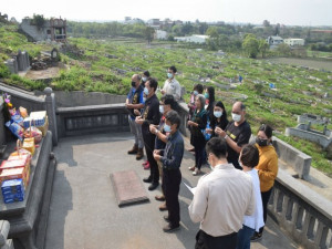 
大甲各界三十一日假鐵砧山公墓為御封「貞孝」林春及奉獻大甲的日籍老師志賀哲太郎，倆位歷史人物掃墓，表達了慎終追遠美意。（記者陳榮昌攝）
 