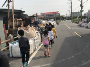 
大甲區文曲路59巷附近一家回收廠長期占用道路及民地堆放回收物品，學生上下課與車爭道，市議員吳敏濟辦會勘要求清除。（記者陳榮昌攝）