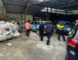 泰山區大科路非法違章工廠，占用國有土地且從事違法煉鋁鑄造藝品，造成林口青春嶺一帶嚴重空氣污染，新北市公安小組31日進行違章拆除作業 