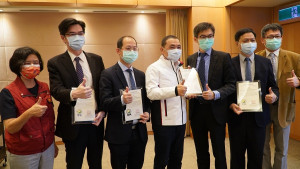 新北市7家醫療院所在2020年共有15項獲頒SNQ國家品質標章。衛生局長陳潤秋於3月31日市政會議中，將殊榮獻給市長侯友宜