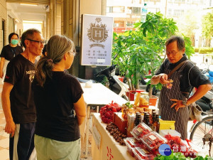 修平輔導設市集。林重鎣攝